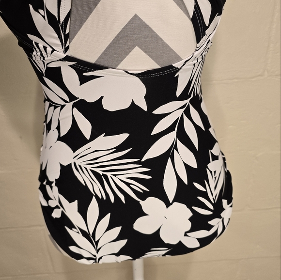 Lands' End Women's One-piece Swimsuit Size Medium Hawaiian Black White. - Picture 8 of 14